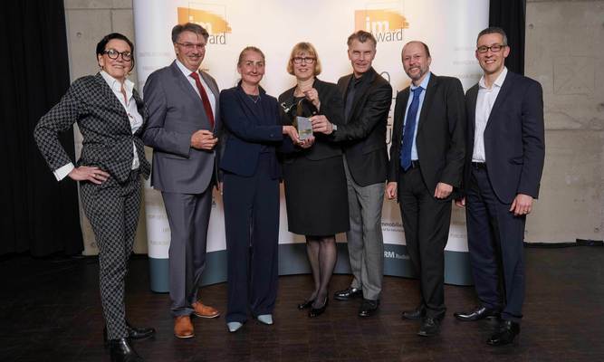 Glückliche Preisträger des im-Award 2024: v.l.n.r. Marion Schmitz-Stadtfeld (NHW), Manfred Ockel (Bgm. Kelsterbach), Alexa von Wedel (NHW), Monika Fontaine-Kretschmer (GFin NHW), Robert Lotz (NHW), Helge Bitzer (NHW), Thomas Türkis (NHW). 