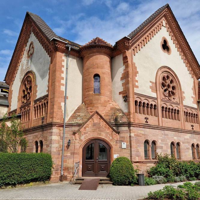 Die Synagoge in Schlüchtern, bestehend aus weißen und roten Ziegeln