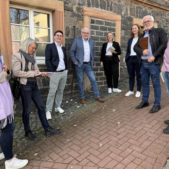 (v.l.) Laura Guthier, Dr. Kerstin Grünenwald (beide HessenAgentur), Andrej Müller (HMWVW), BGM Guido Kempel, Nicole Thamm, Katharina Müller (beide Kernbereichsmanagement NHW | ProjektStadt)), 1. Stadtrat Herbert Weber und Bernd Euler (Stadt Gedern).