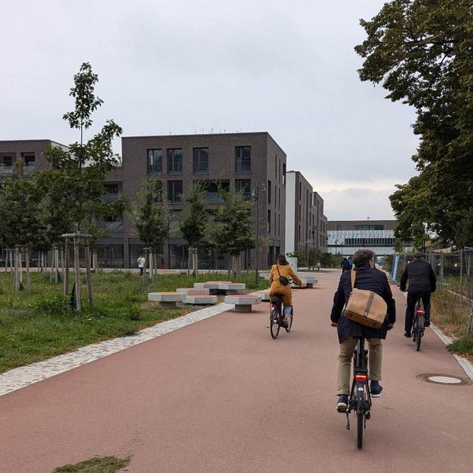 Fahrradfahrer auf einer Tour durch ehemalige Militärkasernen in Heidelberg