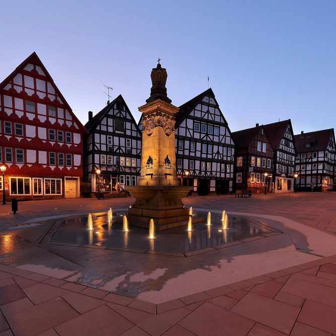 Fachwerkkulisse auf dem neu gestalteten Marktplatz in Hofgeismar bei Dämmerung