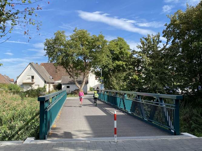 Blick auf den neuen Schulsteg über die Weschnitz in der Gemeinde Einhausen