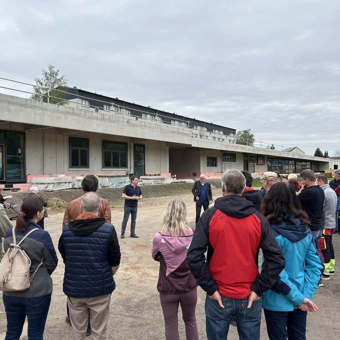 Besuchergruppe vor dem Rohbau des  Kommunikations-, Sport- und Freizeitzentrum in Schmalkalden