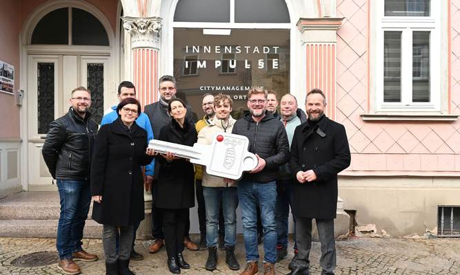 Gruppenfoto von der symbolischen Schlüsselübergabe für das Citymanagement in Arnstadt mit Bürgermeister Frank Spilling, Martin Günther (Fachbereichsleiter ProjektStadt, Geschäftsstelle Weimar) und Projektleiterin Anja Günther-Klahn. 