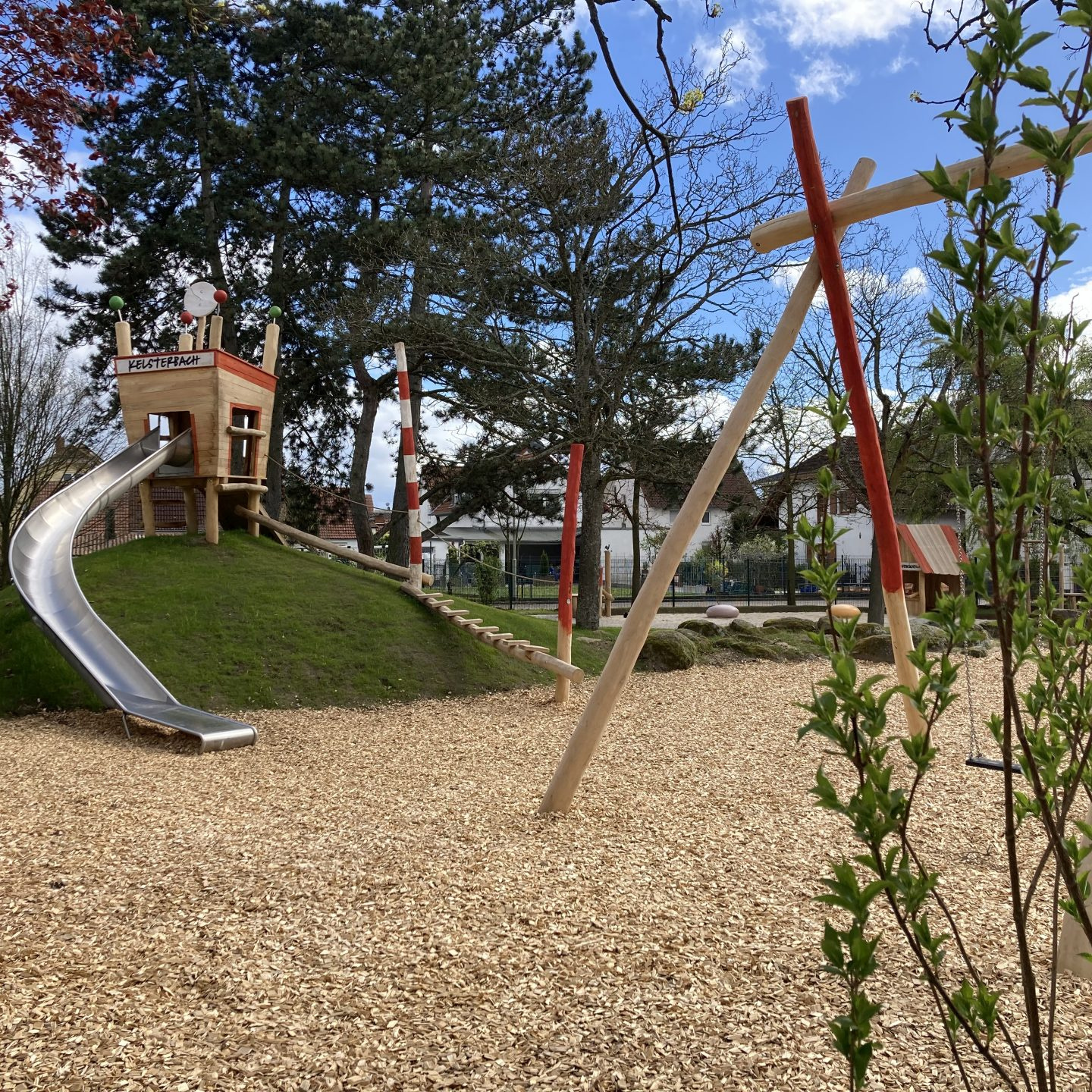 Spielplatz mit Rutsche und Schaukel