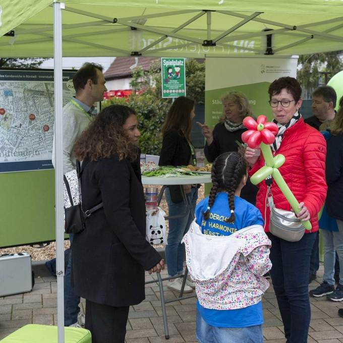 Stand der ProjektStadt mit Besuchern