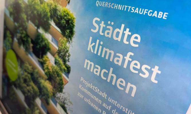 Titelseite des NHW-Kundenmagazins PolisVision 2/23, Thema: Städte klimafest machen