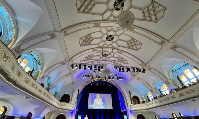 Innenansicht Volkshaus Jena, Decke mit beeindruckender Architektur