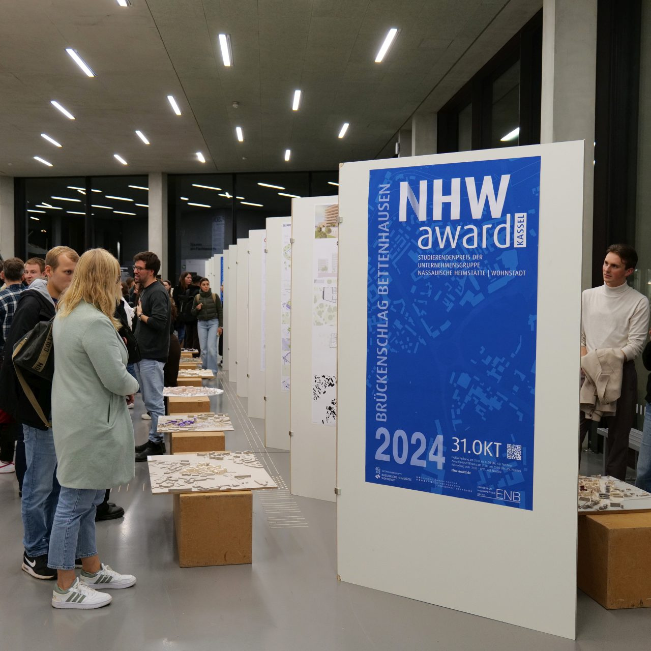 Interessierte Besucher begutachten die ausgestellten Arbeiten des NHW Award