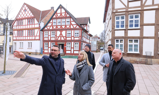 (v.li.) Hofgeismars Bürgermeister Torben Busse, Karin Jasch vom Hessischen Wirtschaftsministerium und Ulrich Türk, Leiter FB Stadtentwicklung Nord bei der ProjektStadt. Im Hintergrund Fachwerkhäuser.