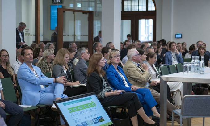 NHW-Geschäftsführerin Monika Fontaine-Kretschmer im Auditorium