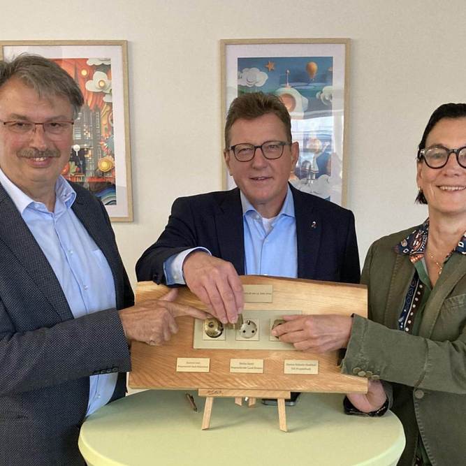 (v. li.) Kelsterbachs Bürgermeister Manfred Ockel, Stefan Sauer, Hessischer Staatssekretär für Digitalisierung und Innovation, und Marion Schmitz-Stadtfeld (ProjektStadt | Integrierte Stadtentwicklung) eröffnen symbolisch das KelsterLab.