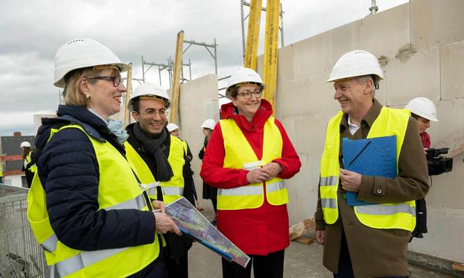 Bundesbauministerin Klara Geywitz (Mitte)verschaffte sich gemeinsam mit Planungsdezernent Mike Josef (2.v.l.) und den NHW-Geschäftsführern Monika Fontaine-Kretschmer (li.) und Dr. Thomas Hain (re.) Foto NHW/Krutsch