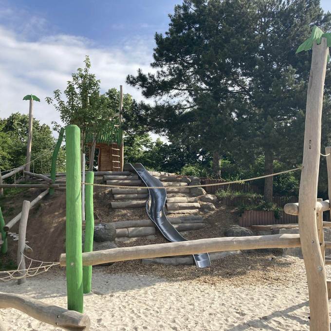 Spielplatz u.a. mit Rutsche und Balancierparcours