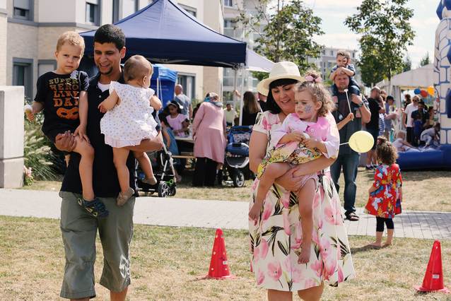 Familie mit drei Kindern auf Mieterfest