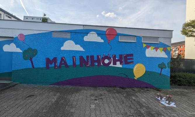 Bunt bemalte Mauer mit der Aufschrift "Mainhöhe"