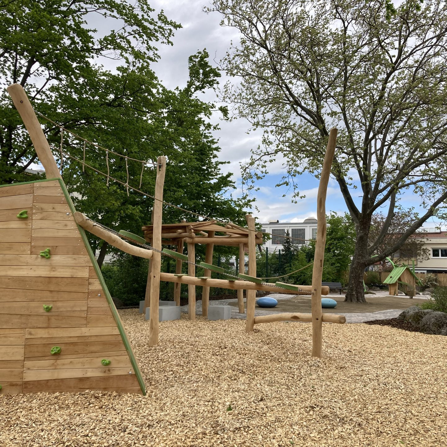 Spielplatz u.a. mit Kletterwand und Balancierparcours