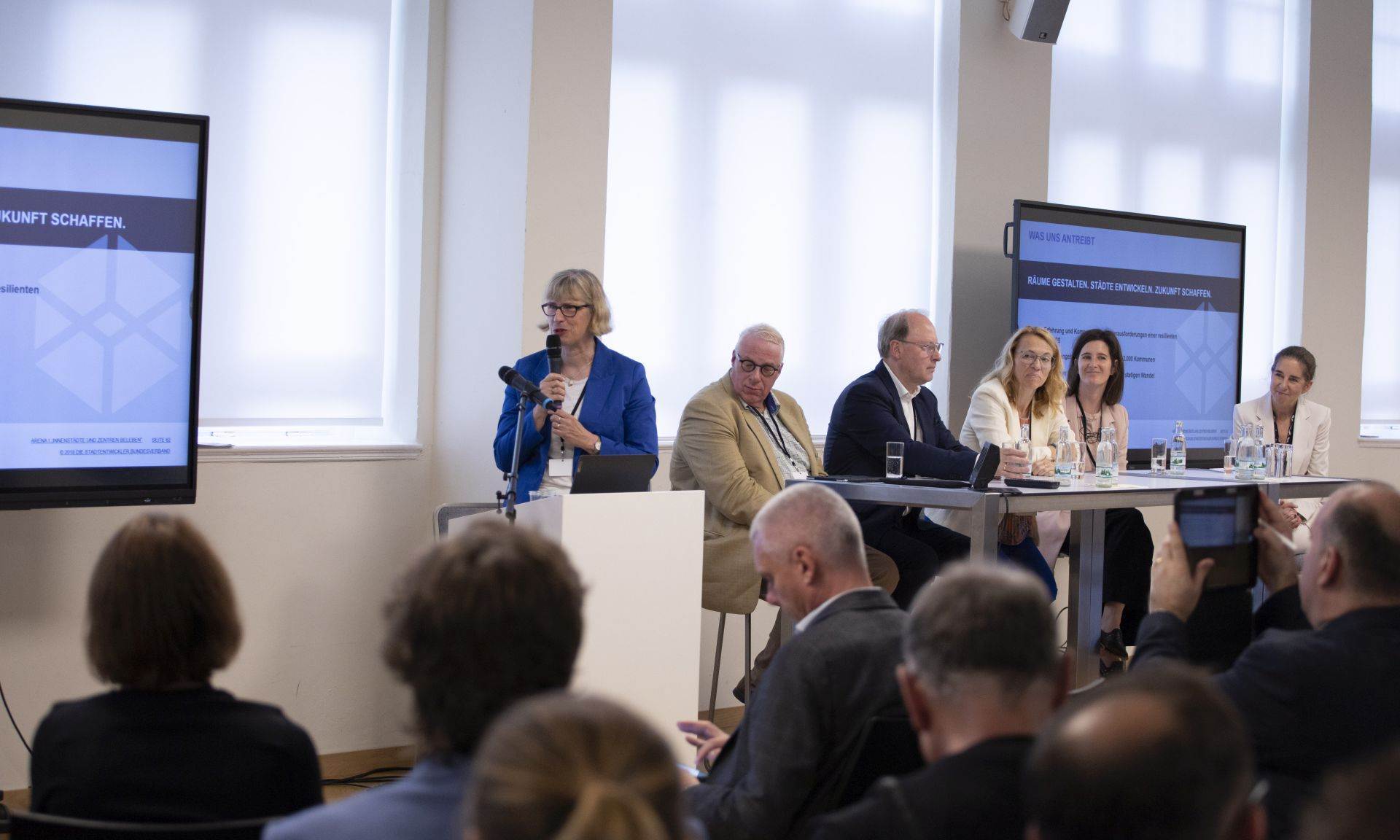 NHW-Geschäftsführerin Monika Fontaine-Kretschmer spricht beim Bundeskongress Nationale Stadtentwicklungspolitik.