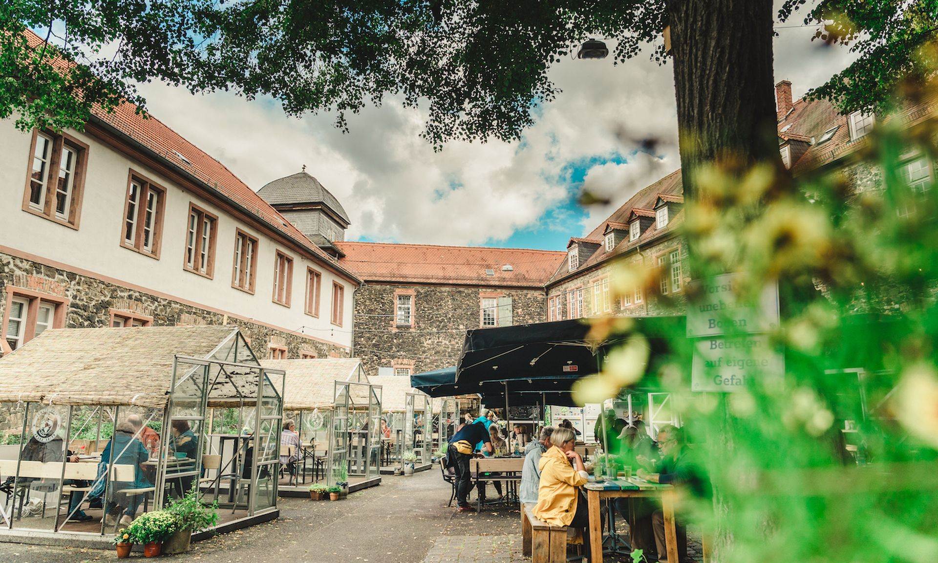 Innenhof mit Menschen auf Bänken