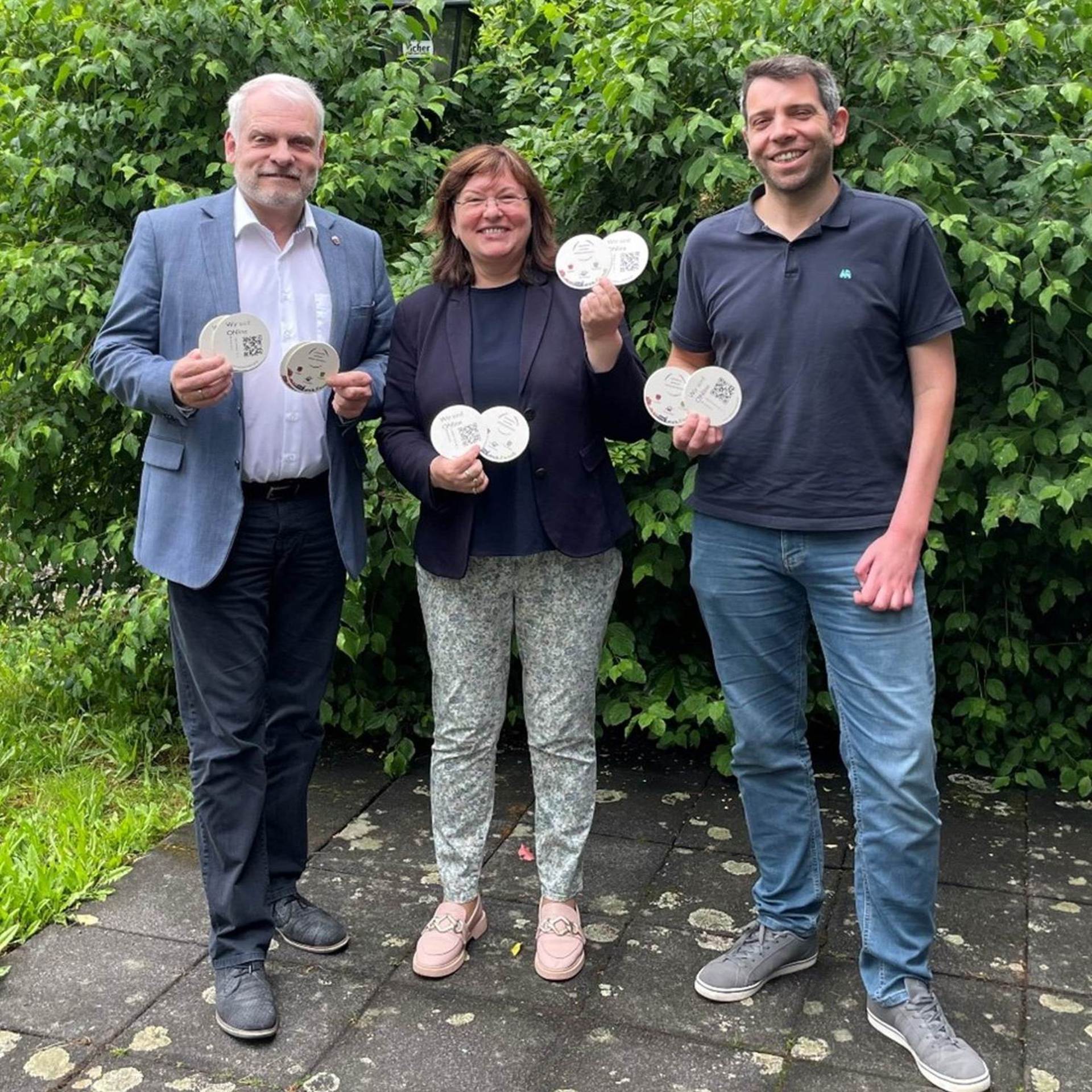 Präsentieren die Bierdeckel zur Bewerbung der Website: (v. li.) Guido Kempel (Bürgermeister Stadt Gedern), Ulrike Pfeiffer-Pantring (Bürgermeisterin Stadt Ortenberg) und Timo Tichai (Bürgermeister Gemeinde Hirzenhain).